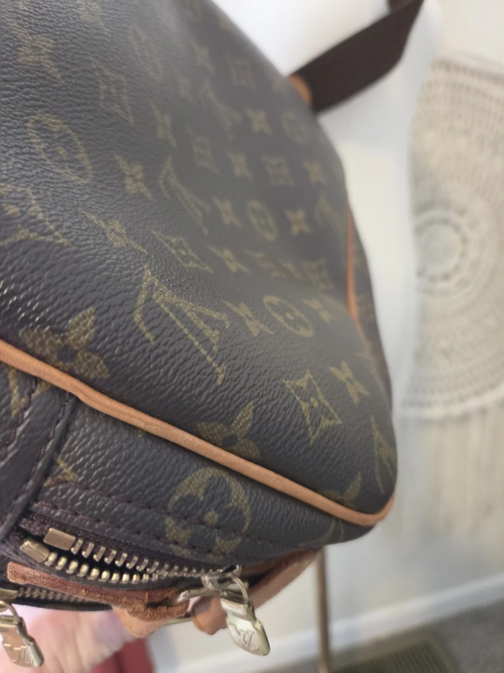 AUTHENTIC LOUIS VUITTON REPORTER BAG WITH COA